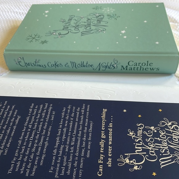 CAROLE MATTHEWS Christmas Cakes & Mistletoe Nights - Picture 7 of 8